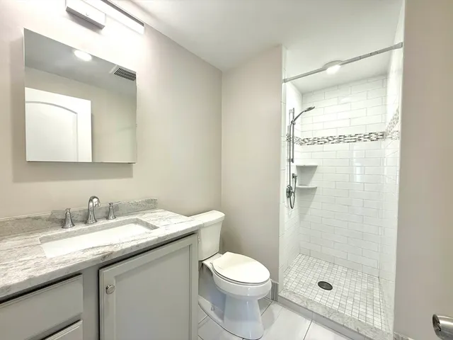 $2,100 | 284 Montvale Avenue, Unit 1L, Woburn, MA 01801