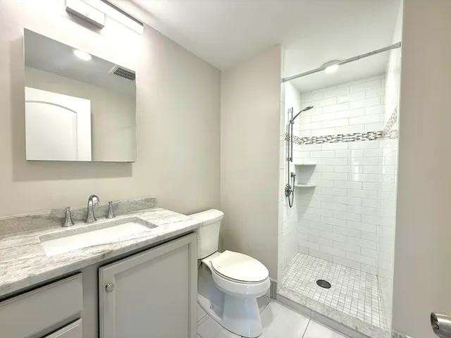 $2,100 | 284 Montvale Avenue, Unit 1L, Woburn, MA 01801