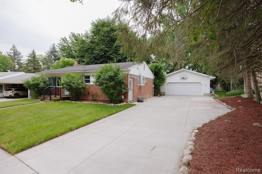 1189 Parallel Street Fenton, MI 48430 - Photo 3 of 35