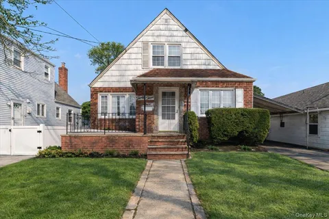 $879,000 | 33 McKee Street, Floral Park, NY 11001
