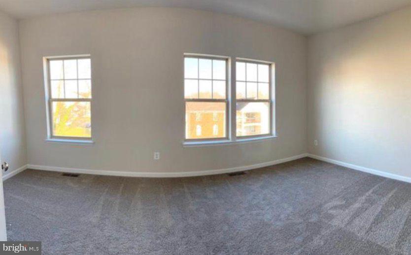 9361 Barnes Loop Manassas, VA 20110 - Photo 6 of 22 an empty room with a window