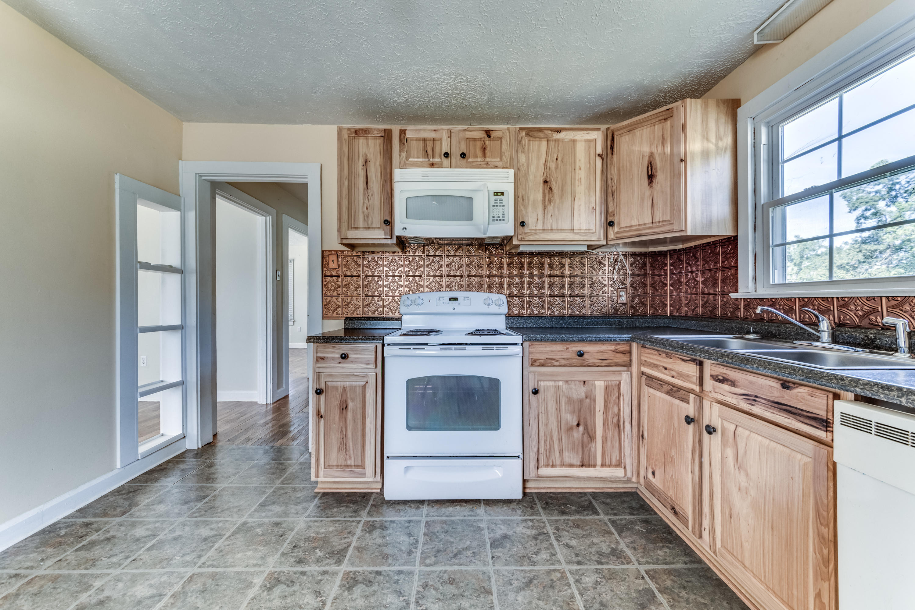 3043 Morganton Road Maryville, TN 37801 - Photo 16 of 29 Microwave above stove