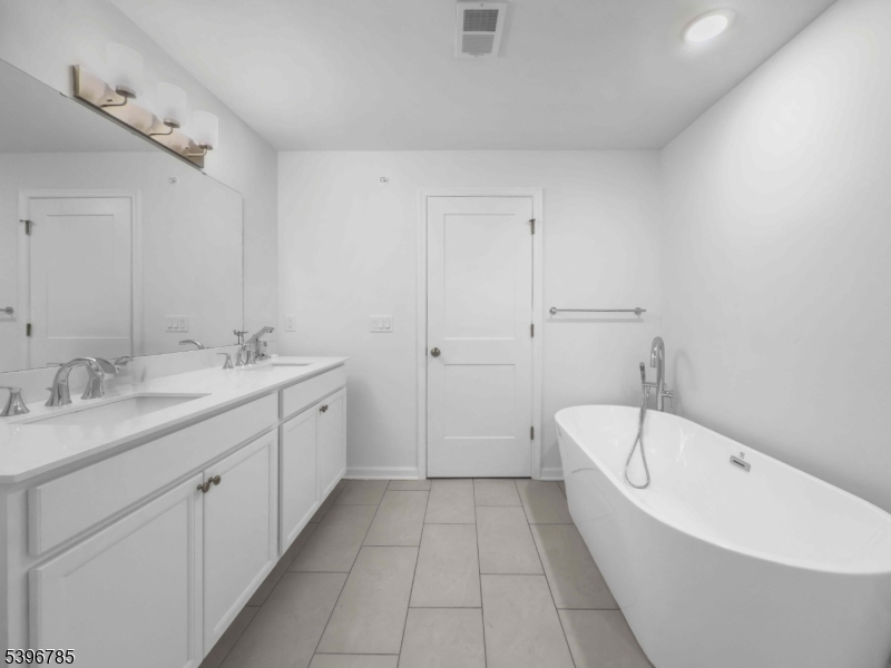 204 Honeysuckle Lane Warren, NJ 07059 - Photo 19 of 30 a spacious bathroom with a bathtub sink and mirror