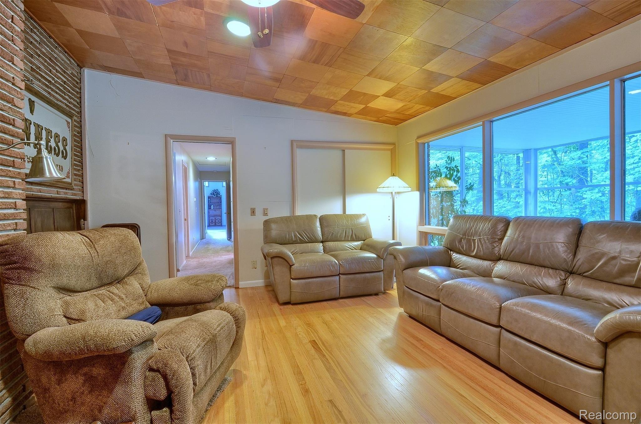 205 Wimberly Drive Rochester, MI 48306 - Photo 16 of 30 205 Wimberly Family_Room_3rd_View.jpg