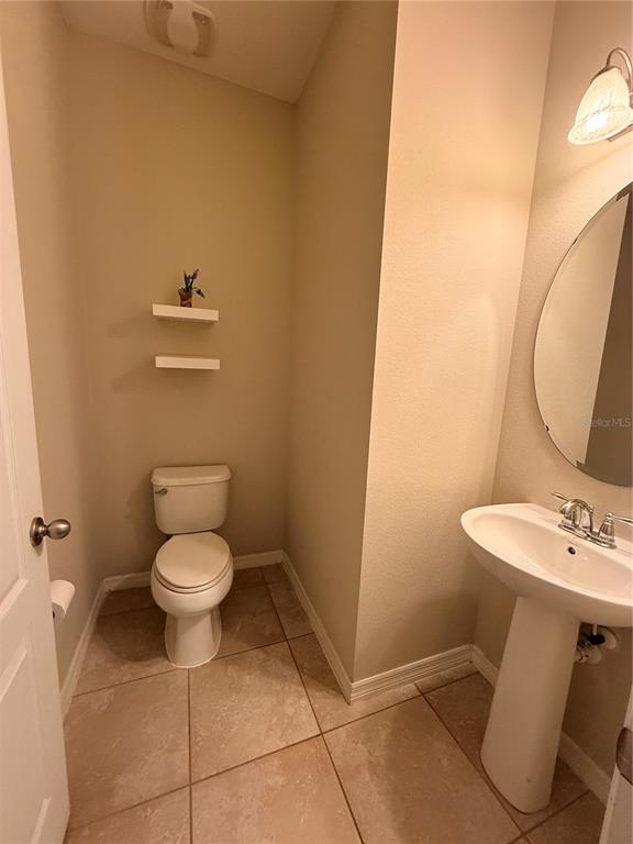 7843 Hardenton Street Windermere, FL 34786 - Photo 12 of 19 a bathroom with a sink toilet and a mirror