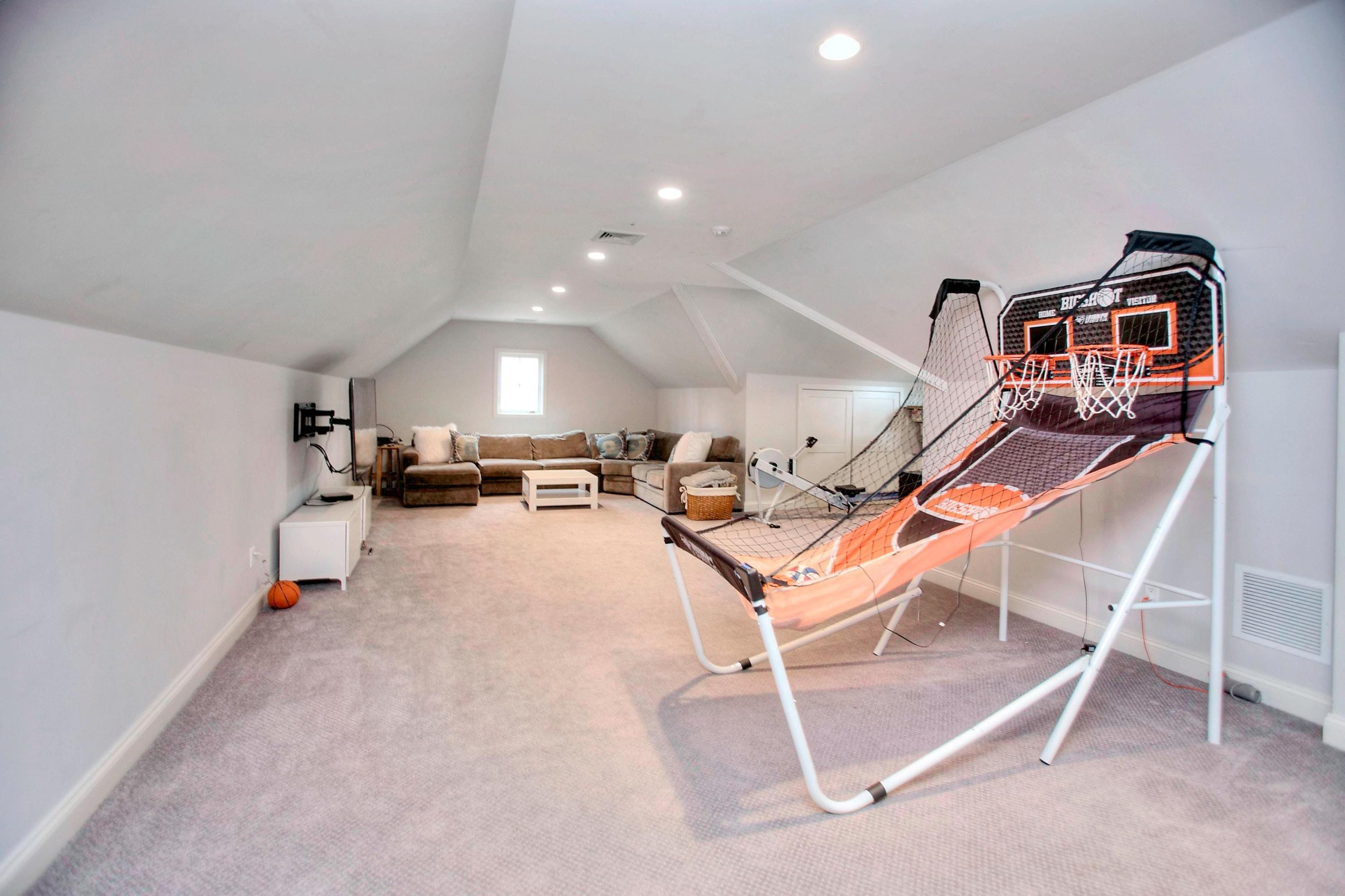 24 Cross Road Darien, CT 06820 - Photo 46 of 53 a room with lots of tables and chairs