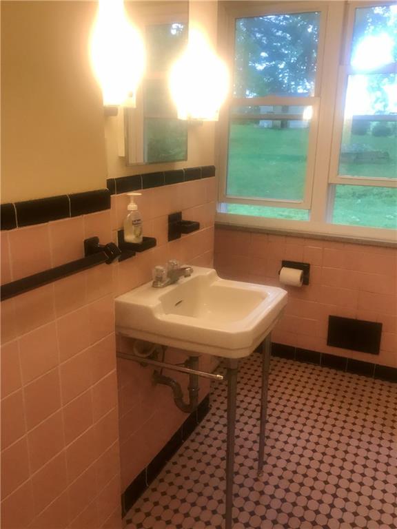 208 Rockingham Road Pittsburgh, PA 15238 - Photo 14 of 22 Gallery Image 14