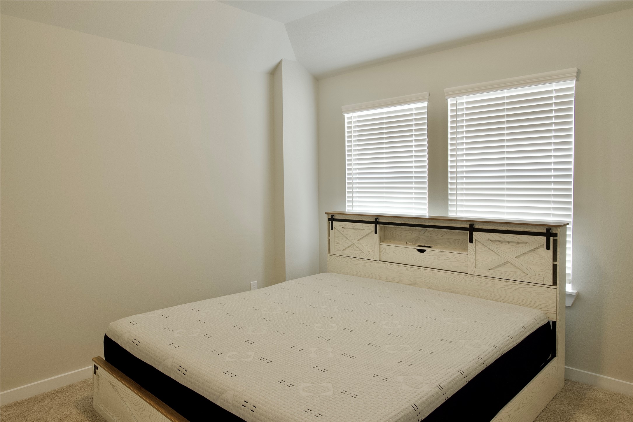 3207 Tilley Drive Rosenberg, TX 77471 - Photo 33 of 43 a room with a bed and a window