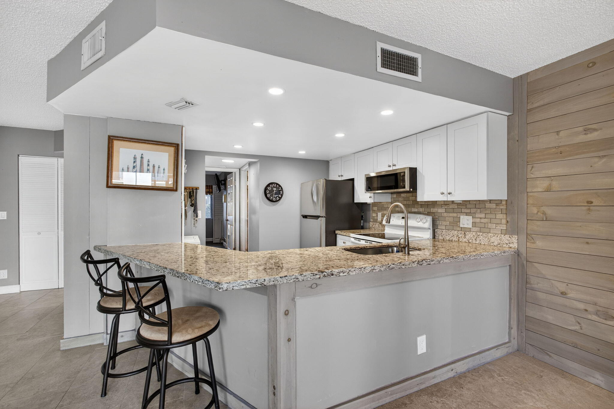 1605 Highway 1, Unit D105 Jupiter, FL 33477 - Photo 6 of 69 Kitchen/ Bar