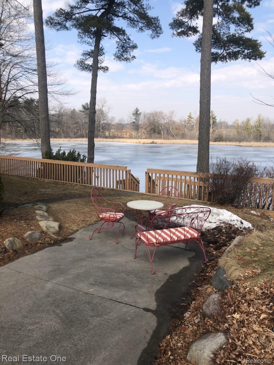 944 Pine Tree Road West Lake Orion, MI 48362 - Photo 63 of 81 Relaxation spot!