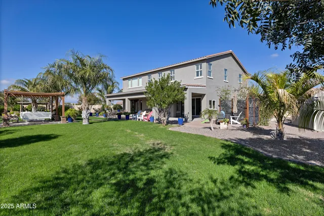 a view of a house with backyard