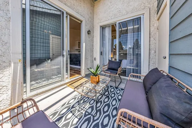 a view of sitting area with furniture