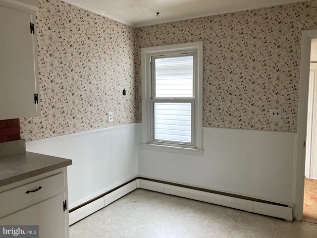 a view of empty room with window