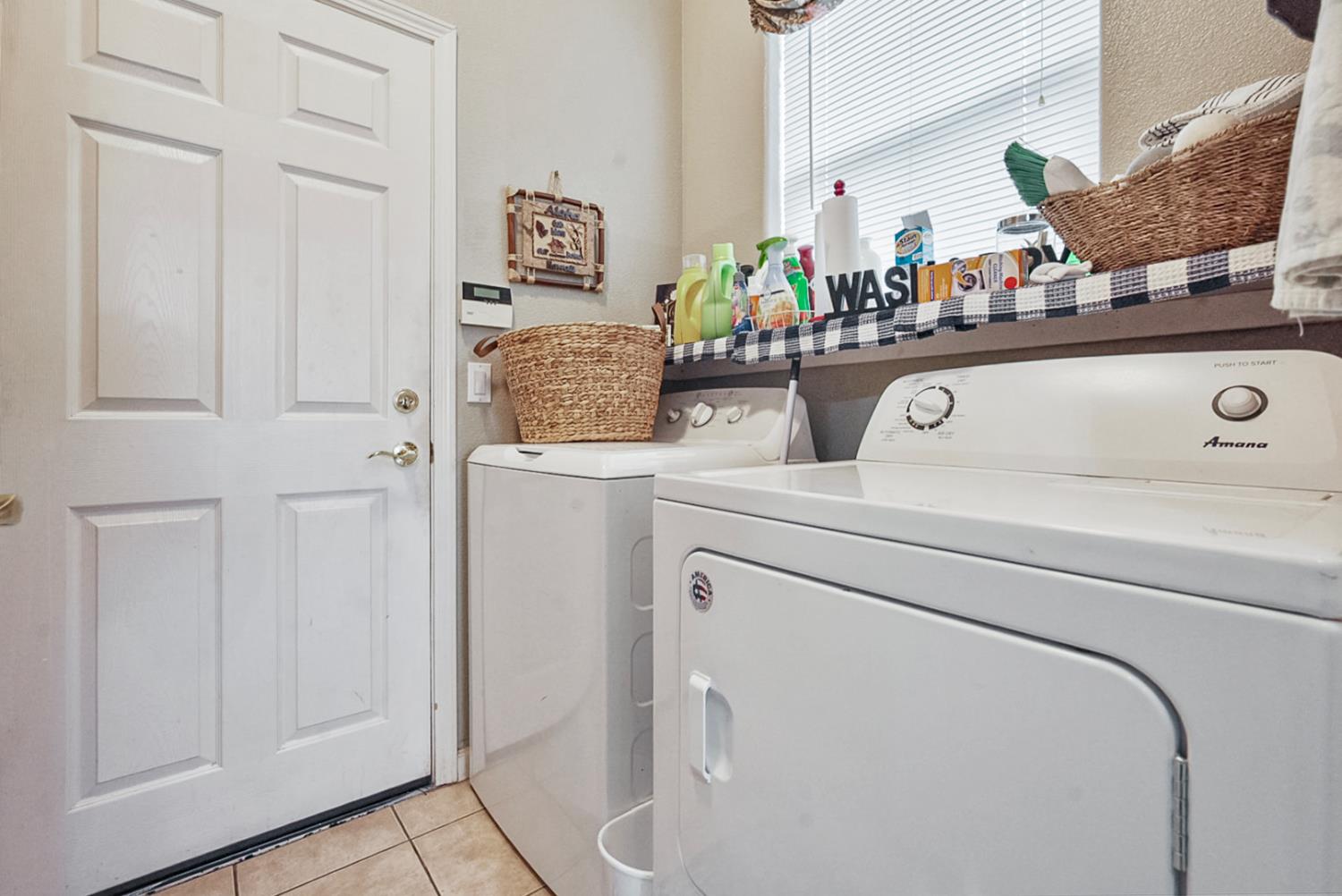 191 Fall Avenue Patterson, CA 95363 - Photo 18 of 31 a utility room with dryer and washer
