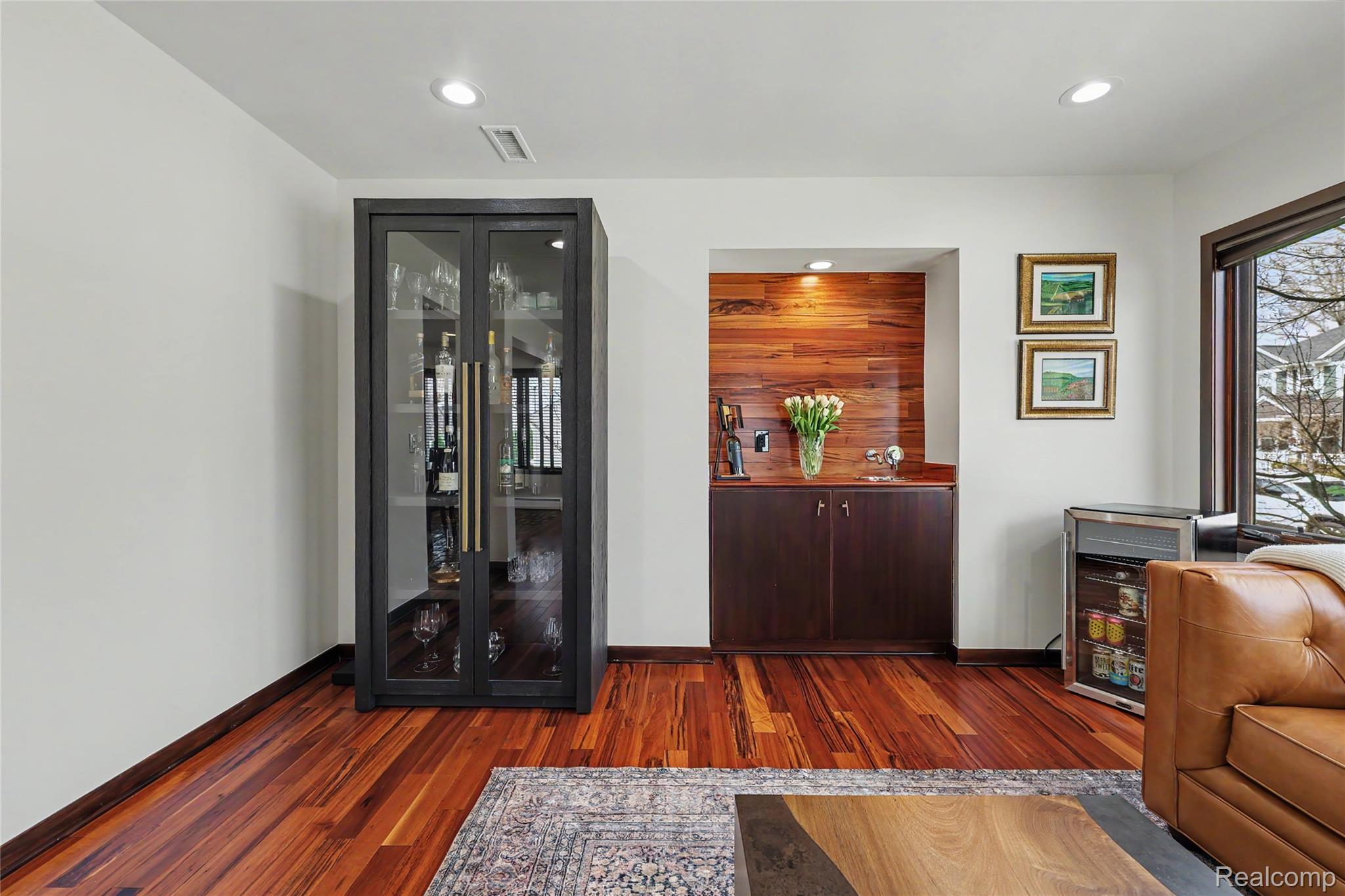 312 Terry Avenue Rochester, MI 48307 - Photo 10 of 63 Wet Bar