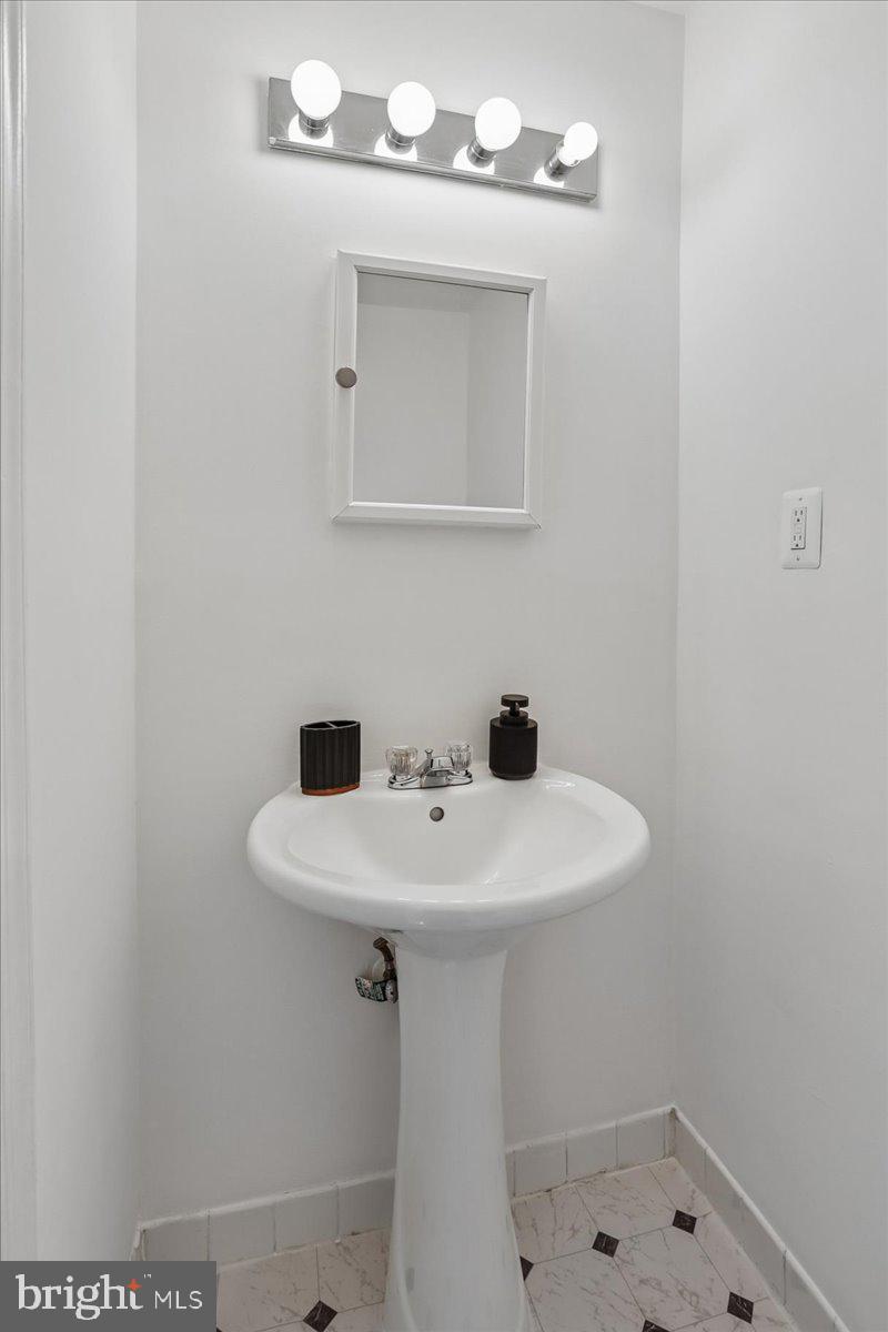 12801 Epping Terrace Silver Spring, MD 20906 - Photo 5 of 34 Powder Room