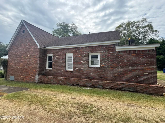 a front view of house with yard