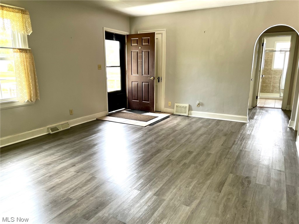 2428 Reeves Road Northeast Warren, OH 44483 - Photo 10 of 23 Front door entry to living room