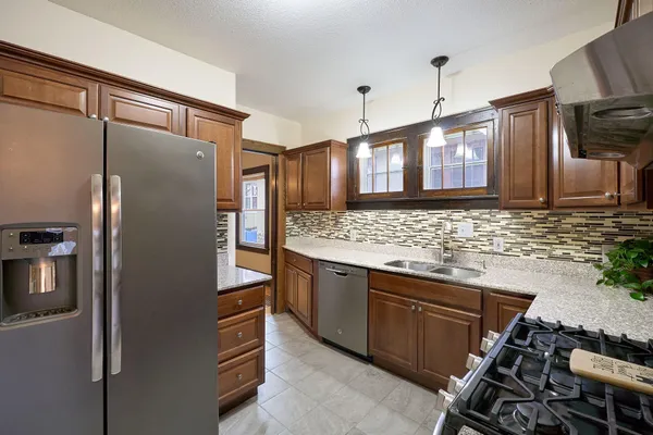 $2,400 | 3841 North Aldrich Avenue, Minneapolis, MN 55412