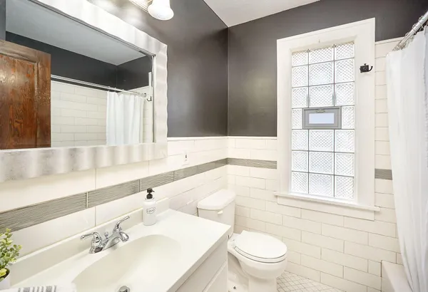 $2,400 | 3841 North Aldrich Avenue, Minneapolis, MN 55412