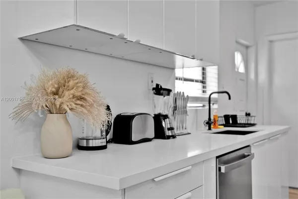 $1,900 | 1510 Normandy Drive, Unit A, Miami Beach, FL 33141