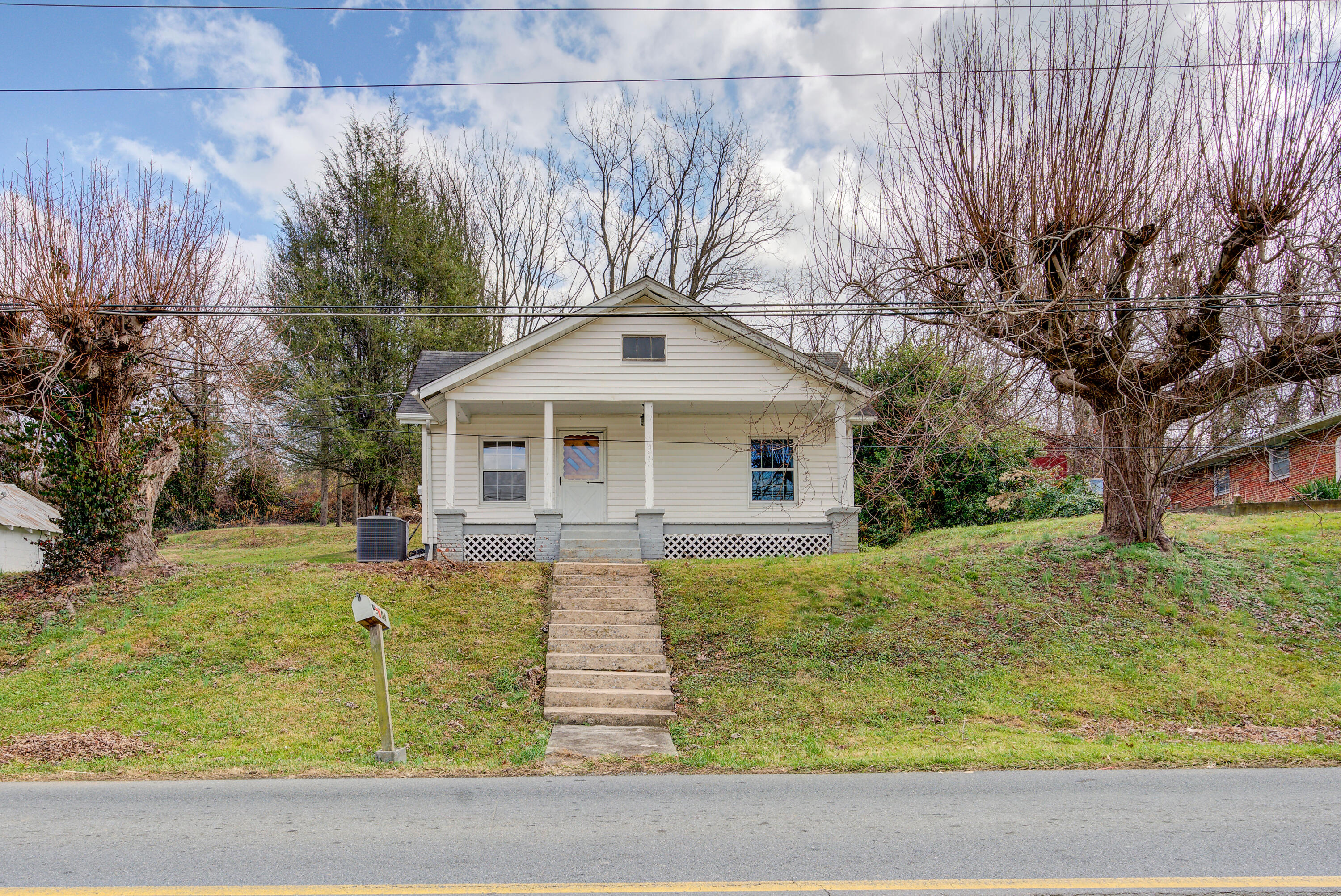 3105 Siam Road Elizabethton, TN 37643 - Photo 1 of 25 Siam--25