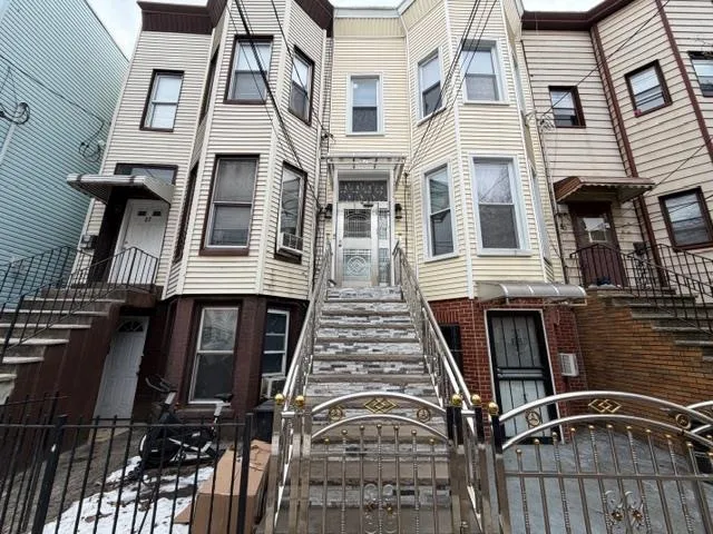 $2,000 | 87.5 Laidlaw Avenue, Unit 2, Jersey City, NJ 07306