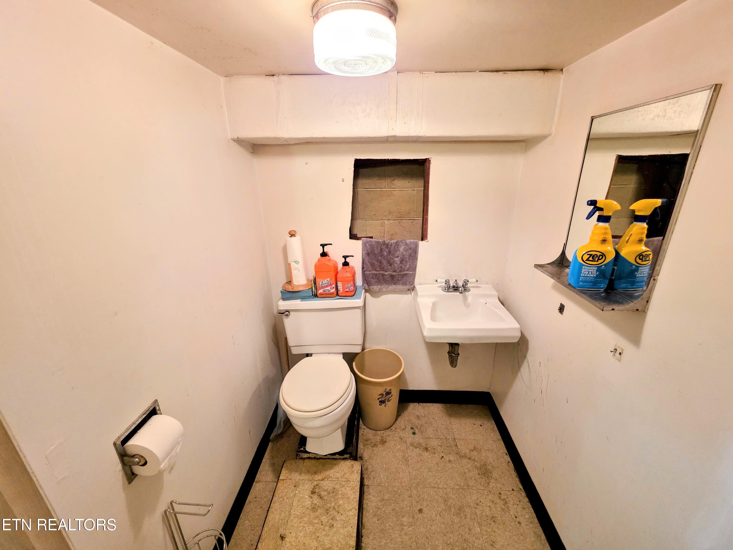 3625 Cunningham Road Knoxville, TN 37918 - Photo 31 of 35 BASEMEWNT HALF BATH