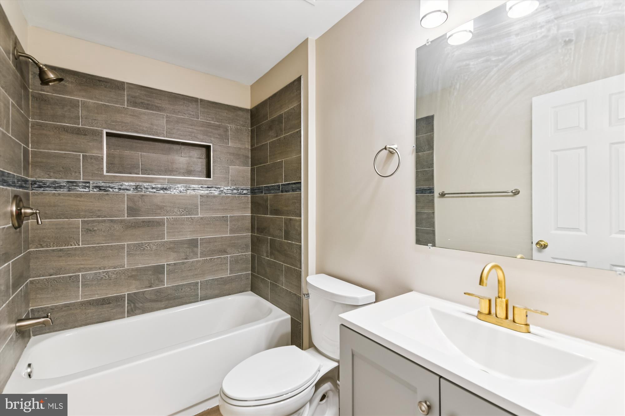 1375 Tralee Circle Aberdeen, MD 21001 - Photo 12 of 41 a bathroom with a sink a toilet and bathtub