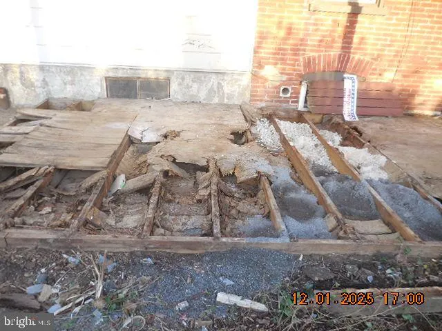 a view of a backyard of the house