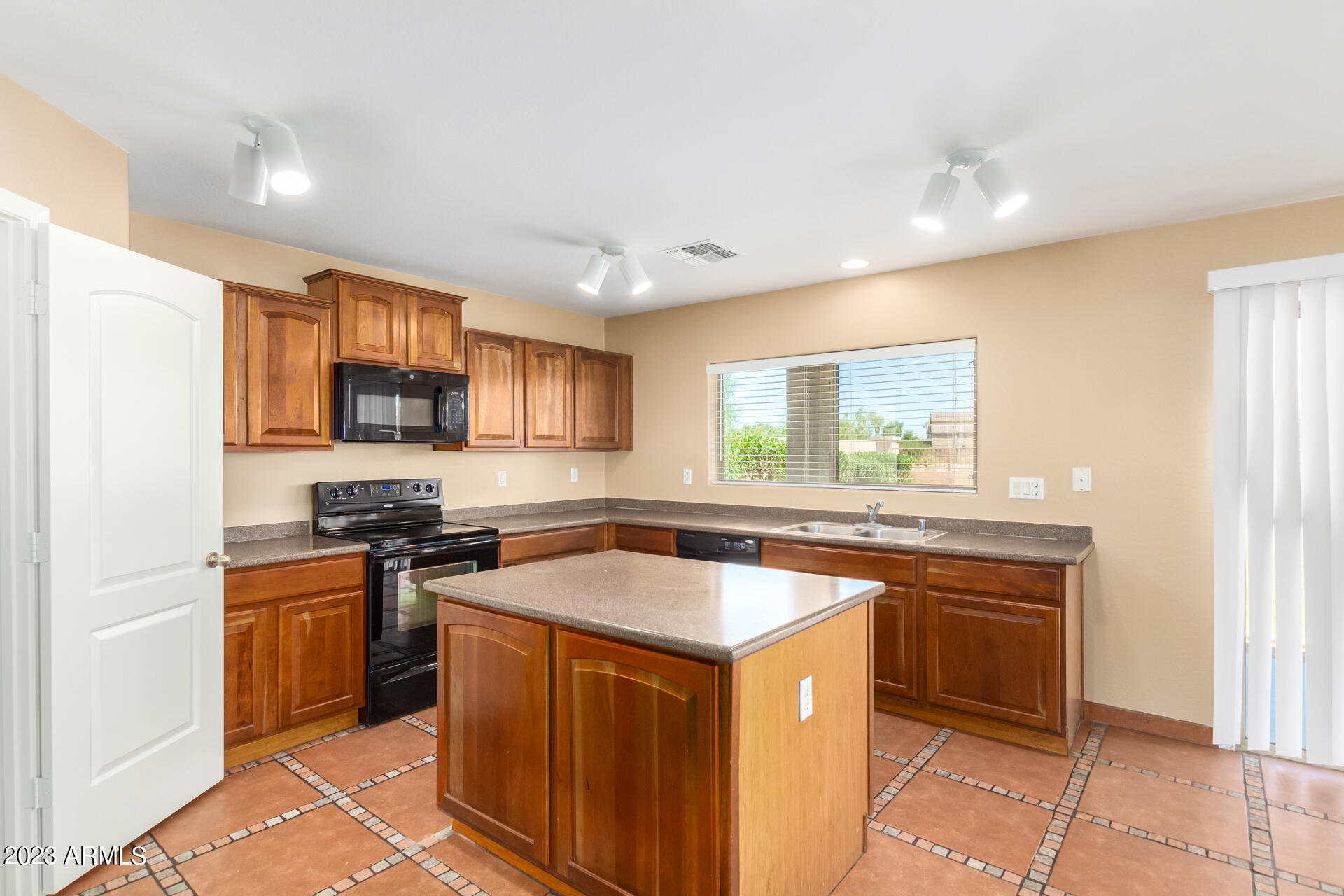 19499 North Leland Road Maricopa, AZ 85138 - Photo 4 of 38 04 Kitchen