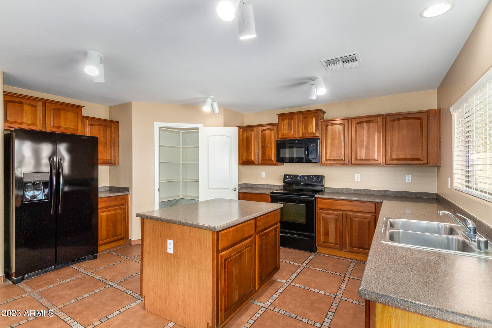 19499 North Leland Road Maricopa, AZ 85138 - Photo 5 of 38 05 Kitchen