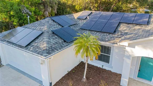 a view of a backyard