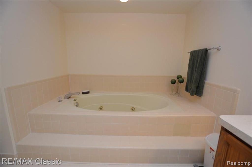 21635 Stanstead Road Northville, MI 48167 - Photo 23 of 41