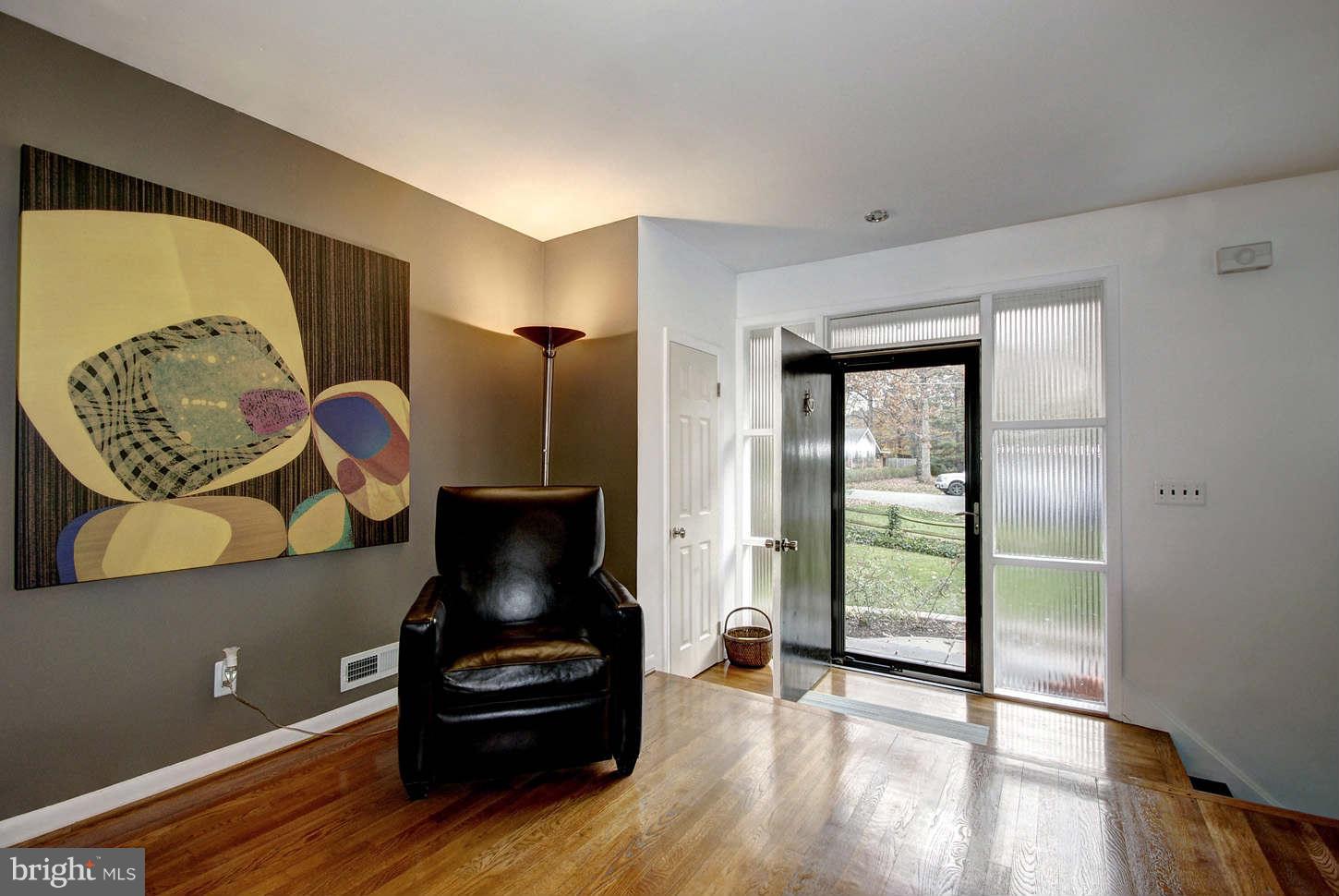 7204 Homestead Place Springfield, VA 22151 - Photo 5 of 25 Living Room
