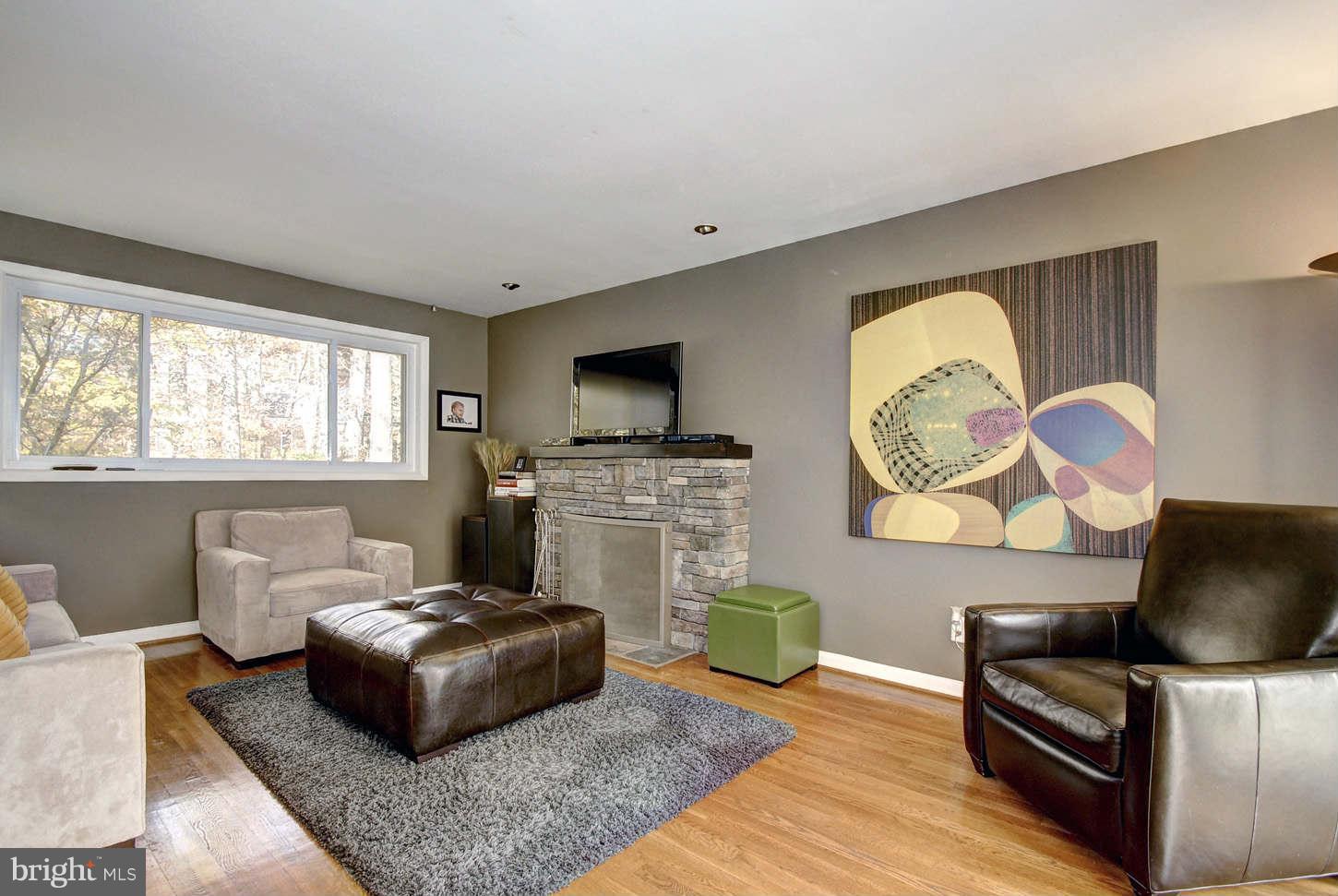 7204 Homestead Place Springfield, VA 22151 - Photo 6 of 25 Living Room