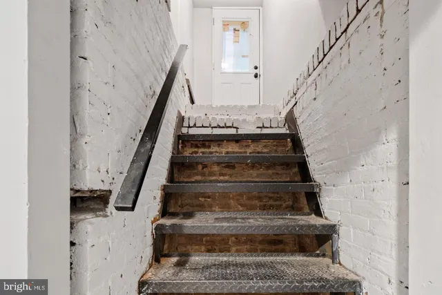 a view of entryway with a front door