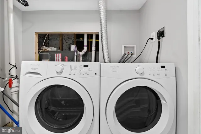a view of entryway with washer and dryer
