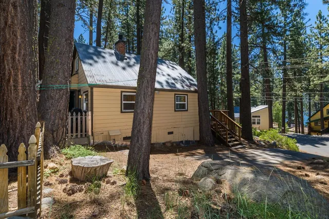 a view of a house with backyard and garden