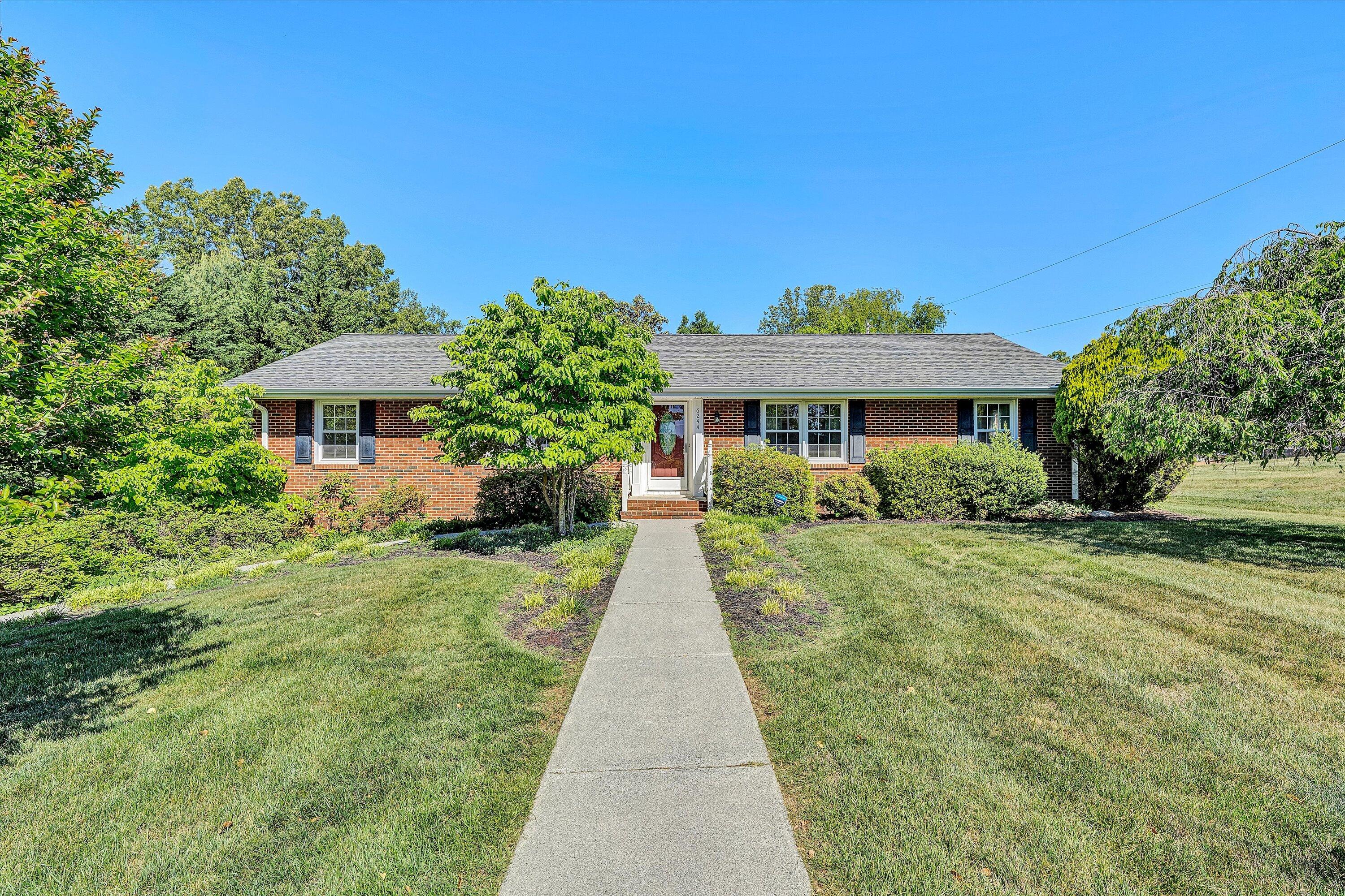 6244 North Barrens Road Roanoke, VA 24019 - Photo 1 of 40 1-level living