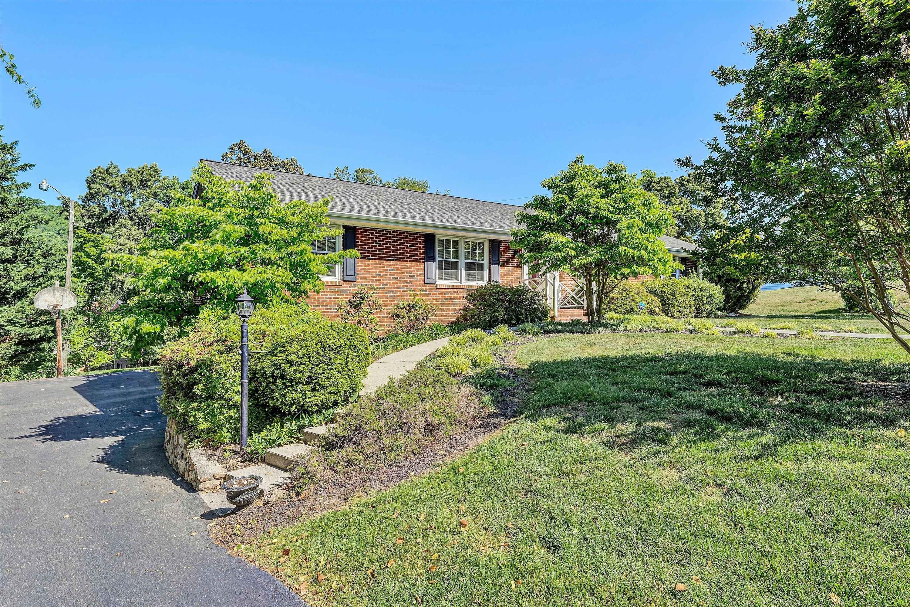 6244 North Barrens Road Roanoke, VA 24019 - Photo 2 of 40 02-SGP-08248
