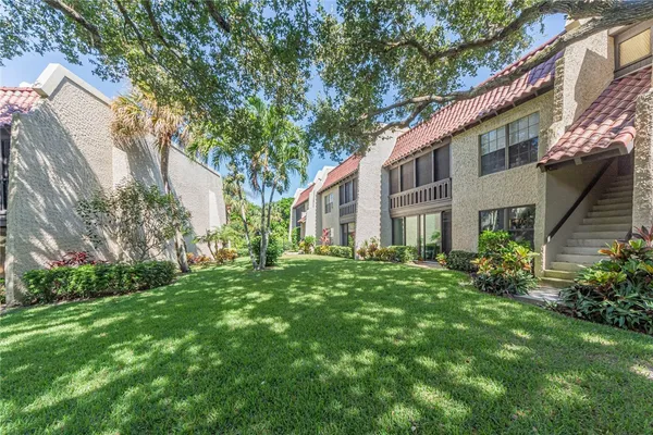 a view of a house with backyard and garden