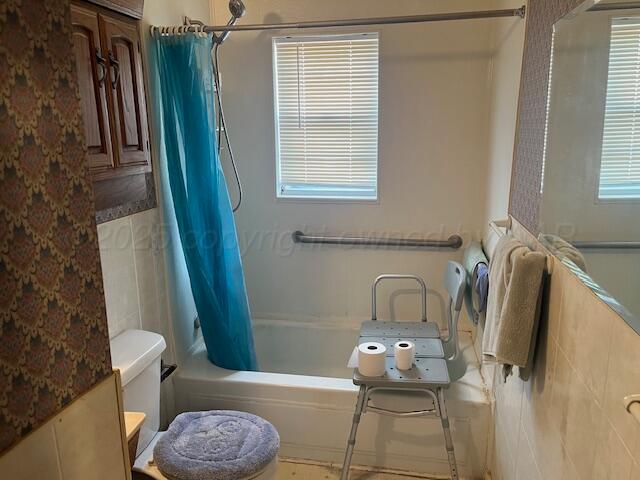 3811 Lakeview Road Hereford, TX 79045 - Photo 7 of 12 a bathroom with a sink toilet and tub