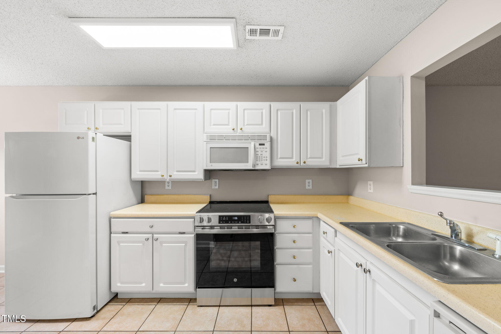 2510 Huntscroft Lane, Unit 102 Raleigh, NC 27617 - Photo 18 of 35 Kitchen (1)