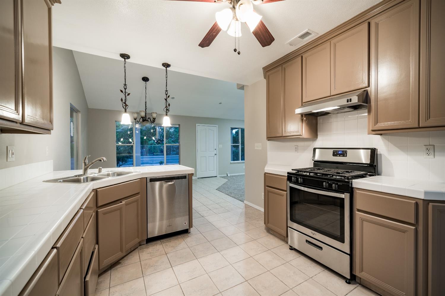 332 West North Avenue Reedley, CA 93654 - Photo 4 of 28 Gallery Image 4
