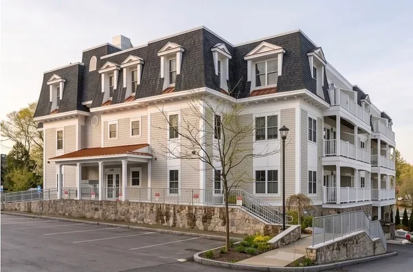 $499,000 | 441 Essex Street, Unit 202, Swampscott, MA 01907