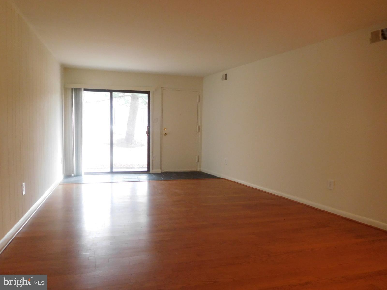5800 Royal Ridge Drive, Unit L Springfield, VA 22152 - Photo 10 of 17 Living Room