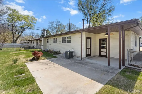 $179,900 | 1295 Del Rey Drive, Florissant, MO 63031