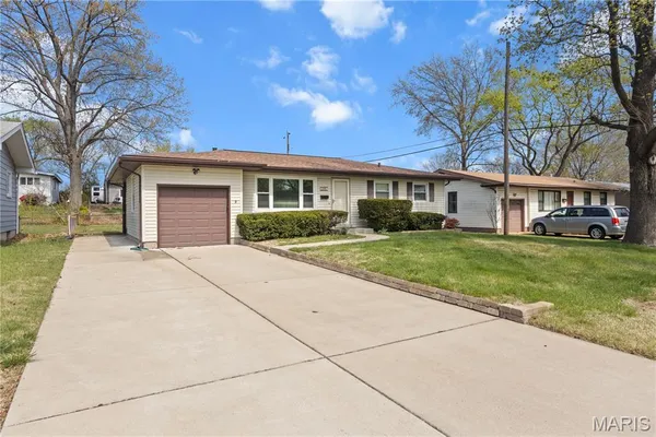 $179,900 | 1295 Del Rey Drive, Florissant, MO 63031