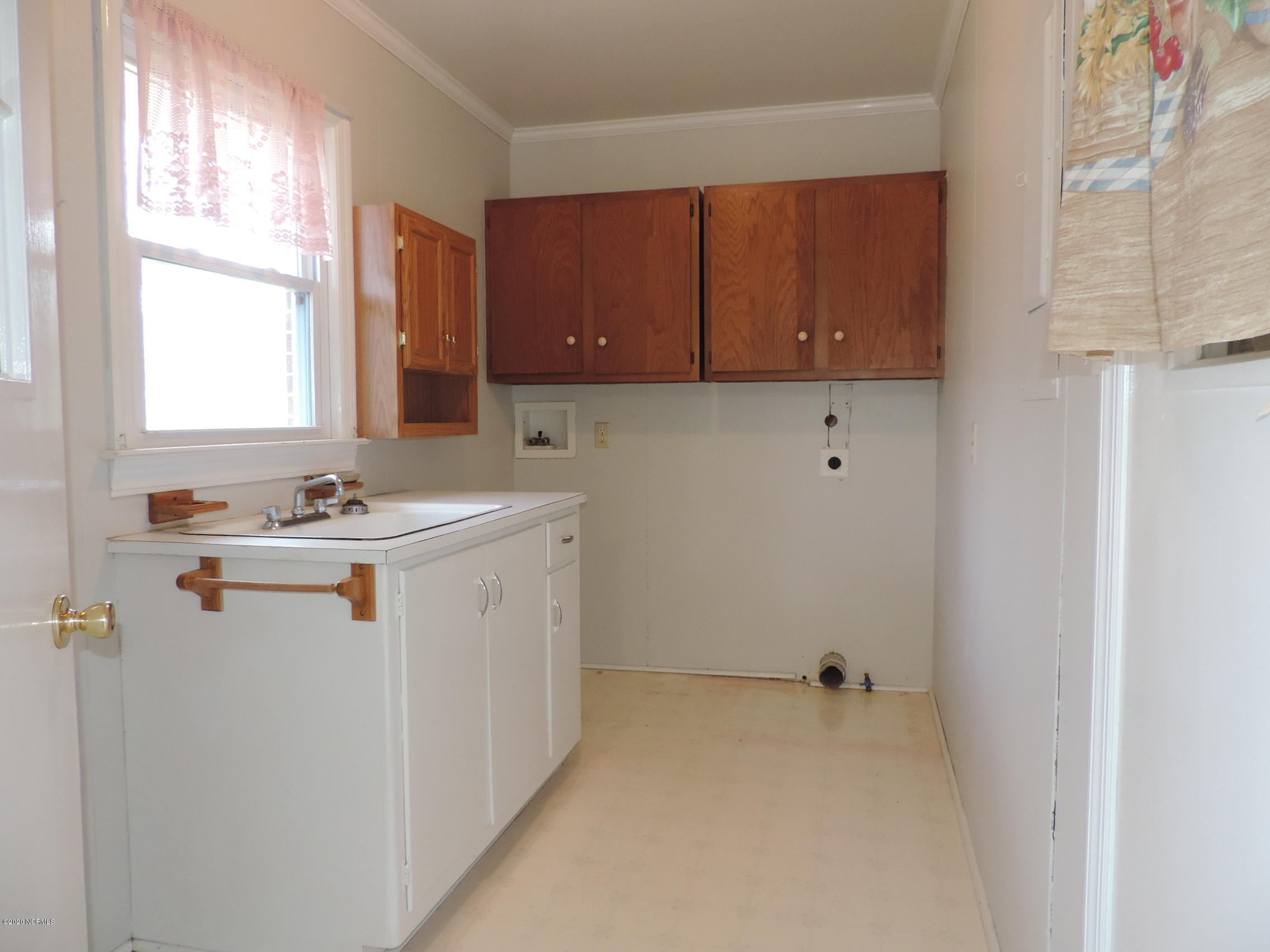 411 Flanners Beach Road New Bern, NC 28560 - Photo 16 of 44 laundry room